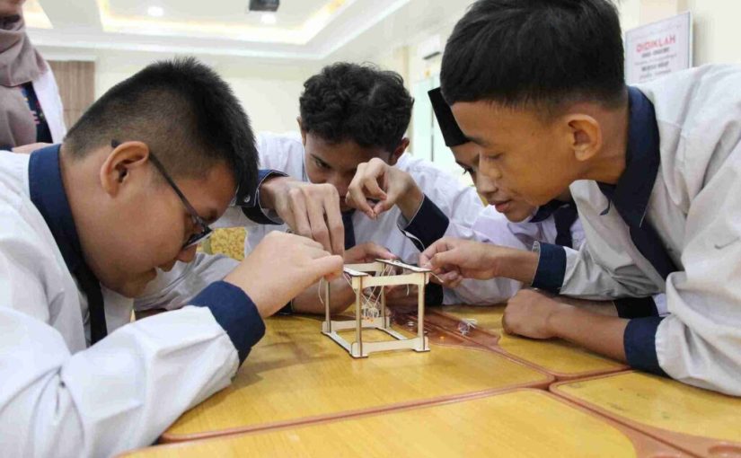 Pendidikan STEM Terapan: Menggabungkan Riset dan Industri di Sekolah Menengah
